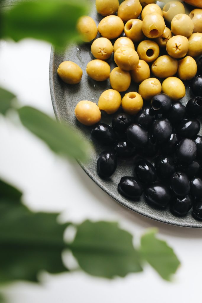 aceitunas verdes y negras